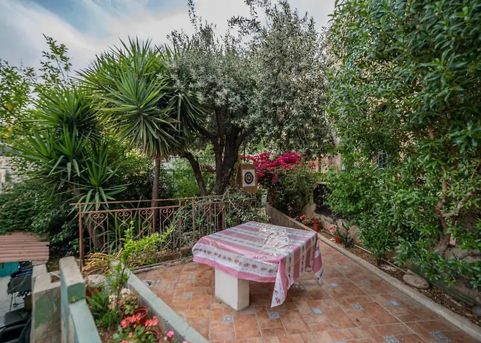 Central House With Beautiful Garden