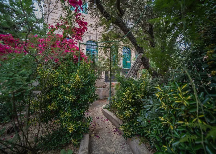 Central House With Beautiful Garden