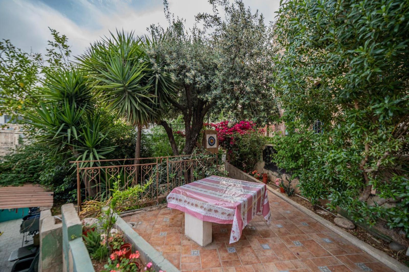 Apartment House With Beautiful Garden *